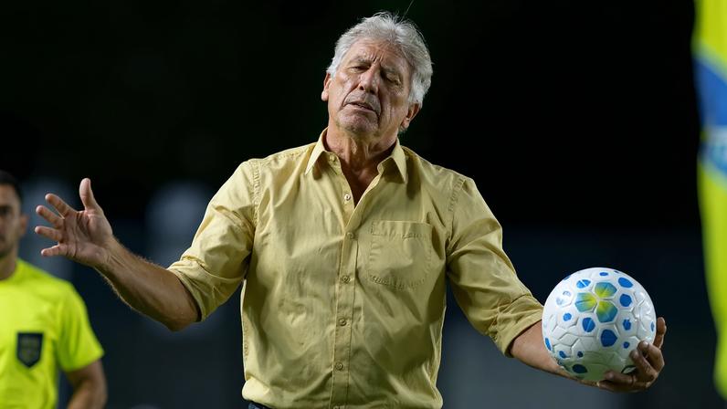 Renato Gaúcho durante a partida entre Vasco x Botafogo (Foto: Jorge Rodrigues/AGIF/Folhapress)