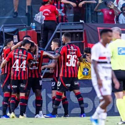 São Paulo, com um a menos, é derrotado pelo Vitória e perde liderança