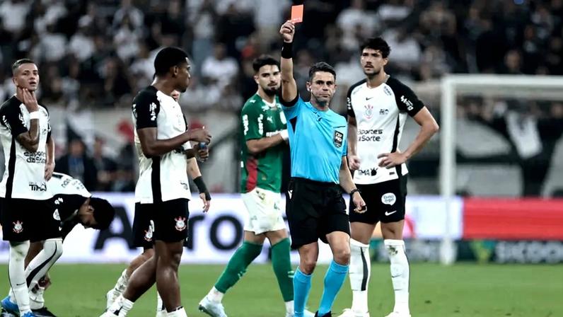 André foi expulso ainda na primeira etapa do clássico entre Corinthians e Palmeiras, na Neo Química Arena, pelo Campeonato Brasileiro (Foto: Marcello Zambrana/AGIF/Folhapress)