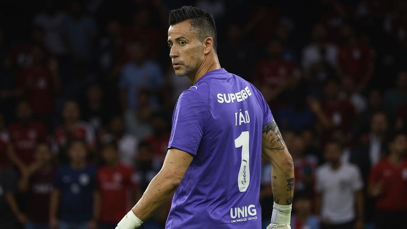 Pedro encobriu Fábio para abrir o placar a favor do Flamengo no Maracanã (Foto: Andre Mourao/AGIF/Folhapress)