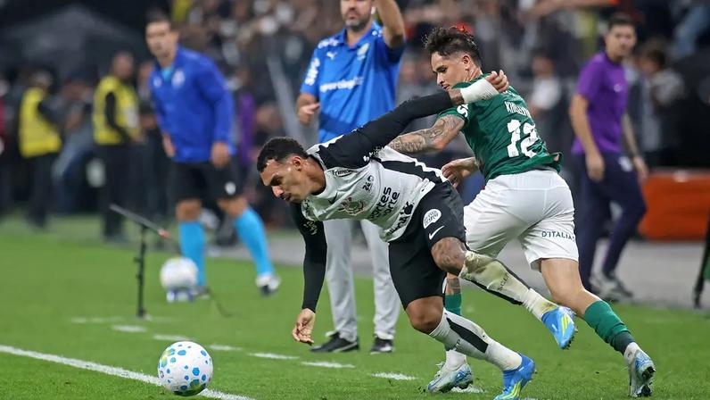 Matheuzinho, lateral do Corinthians, foi expulso já na segunda etapa do clássico contra o Palmeiras, na Neo Química Arena, pelo Campeonato Brasileiro, por agressão (Foto: André Cardoso / DiaEsportivo / Folhapress)