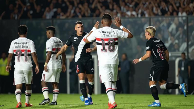 Puma comemora o go de empate do Vasco (Foto: Jorge Rodrigues/AGIF/Folhapress)