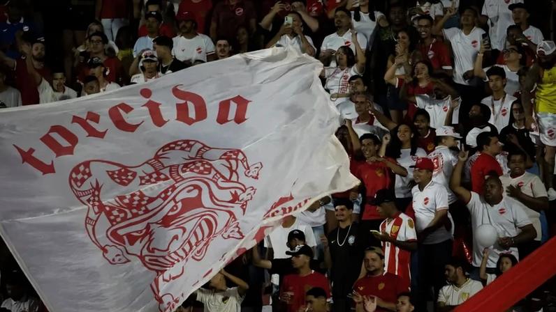 Torcida do Vila Nova no jogo contra o Operário (Foto: Daiane Farias/MyPhoto Press/Folhapress)