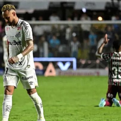 Torcida do Santos protesta após derrota para o Fluminense
