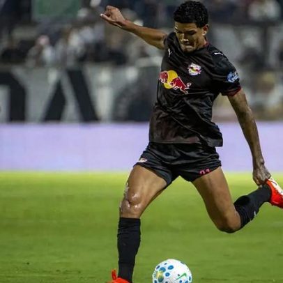 Atacante do Bragantino elogia atuação de jogador do Palmeiras