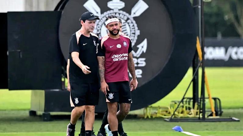 Fernando Diniz teve conversa com Memphis durante treinamento (Foto: Eduardo Carmim/Photo Premium/Folhapress)