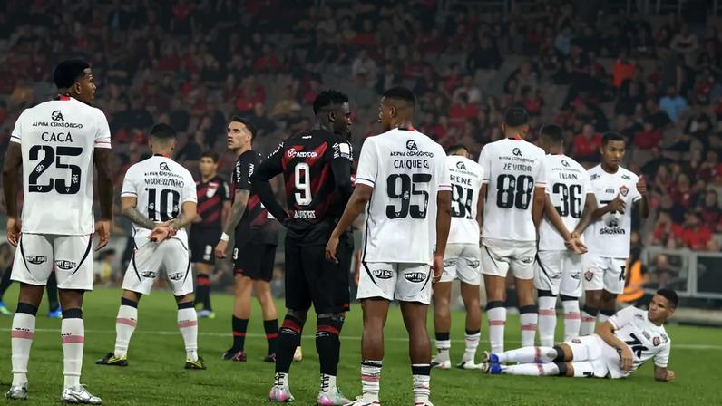 Jogadores do Vitória criticam árbitro Bruno Arleu após derrota para Athletico-PR (Foto: Edson De Souza/Thenews2/Folhapress)