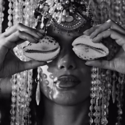 Shakira participa do clipe CHOKA CHOKA de Anitta; teaser é divulgado