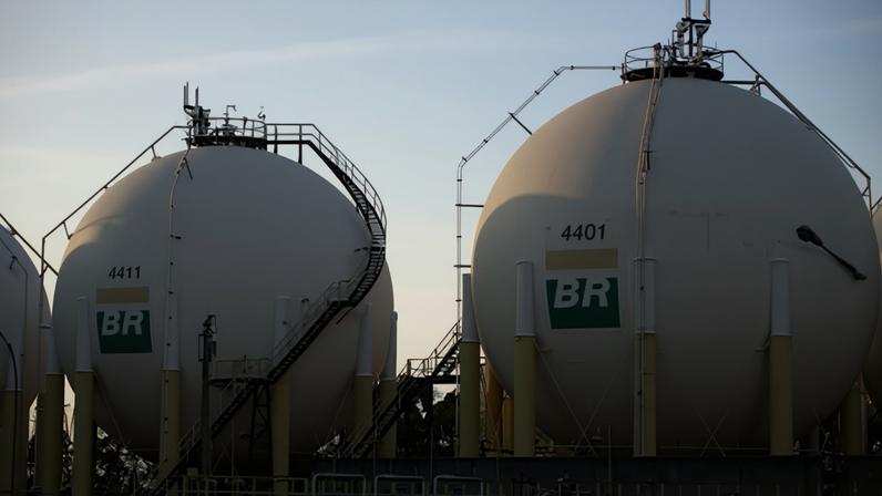 Tanques de armazenamento de combustível da Petrobras em uma refinaria de petróleo