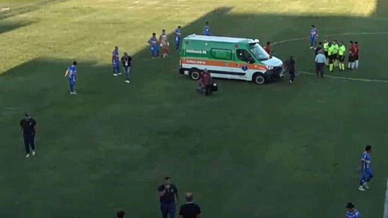 Árbitro se ajoelha em campo após contusão de jogador no Brasileirão
