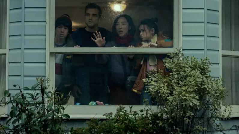 Noah Sosnowski, Wagner Moura, Greta Lee e Riley Chung em imagem de 'O Cerco Invisível'