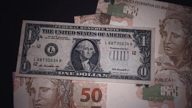 Notas de real brasileiro e de dólar