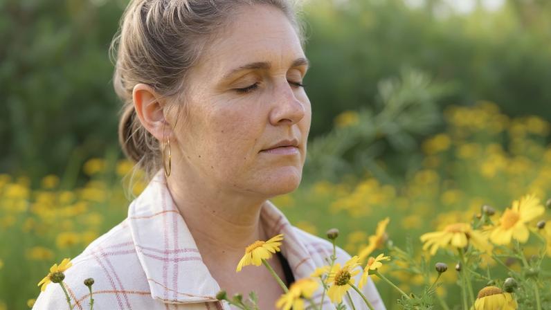 A força da rendição: mulher vence através da adoração