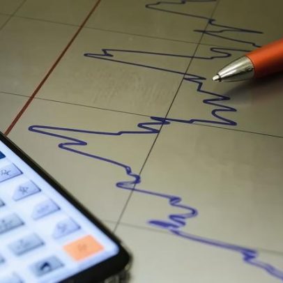 Juros altos pressionam empresas a alavancagem insustentável, alertam especialistas