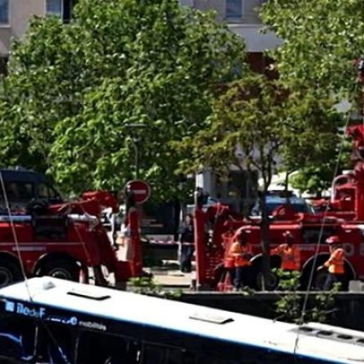 Quatro resgatados após ônibus cair no Sena perto de Paris