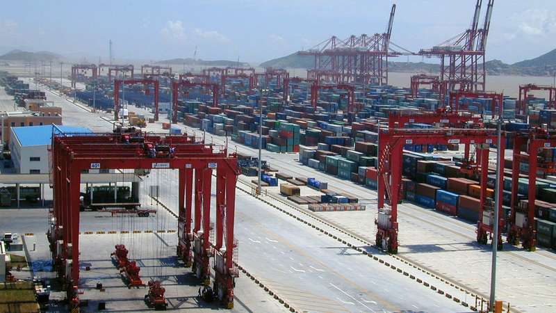 Os maiores portos do planeta, concentrados principalmente na Ásia, evidenciam a importância estratégica da região para o comércio global. Locais como Xangai e Singapura desempenham papel central na movimentação de mercadorias. Conheça os dez maiores portos do planeta.
