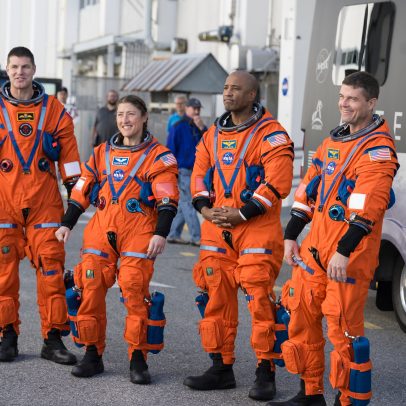 Artemis 2: entenda o segredo do traje laranja dos astronautas da NASA