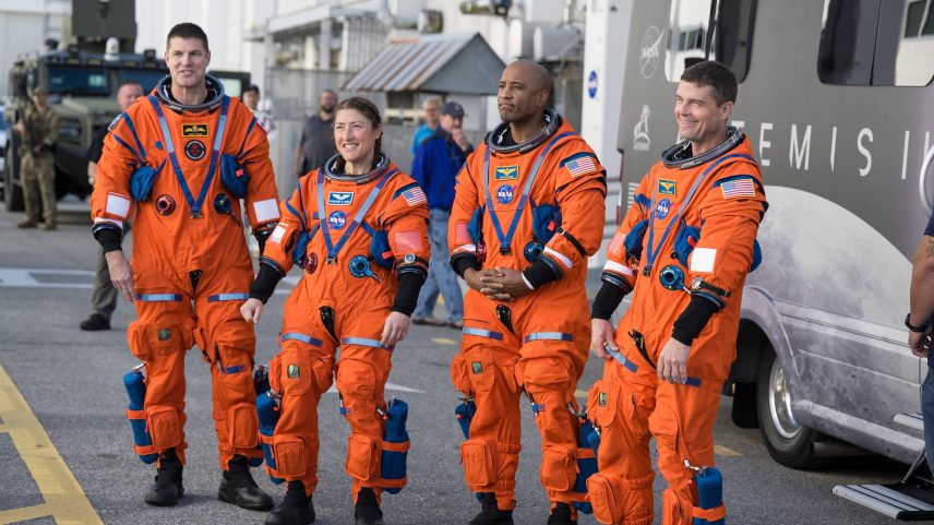 Entenda por que o laranja virou padrão nos trajes da Nasa