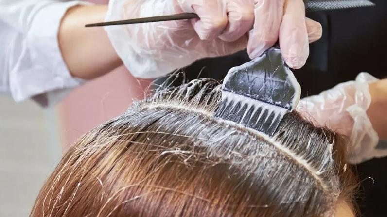 Descubra se é seguro fazer luzes e pintar o cabelo na gravidez, quais substâncias evitar e as alternativas para manter o visual sem riscos