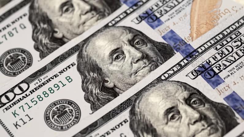 Notas de US$ 100 — Foto: Paul Yeung/Bloomberg