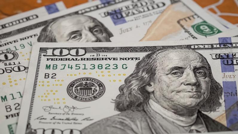 Notas de US$ 100 — Foto: Paul Yeung/Bloomberg