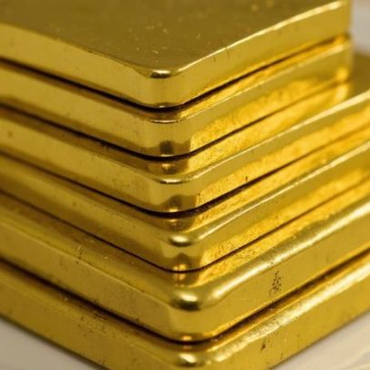 Ouro cai com avanço do petróleo antes da decisão do Fed