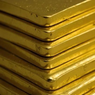 Ouro sobe com trégua no Irã, mas Ormuz fechado restringe ganhos