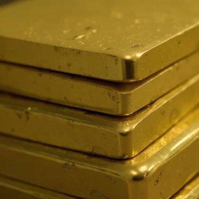 Ouro avança diante da queda do petróleo e do dólar