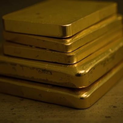 Ouro cai com incerteza nas negociações EUA-Irã e petróleo em alta