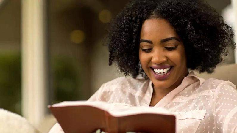 Descubra o que é leitura profunda, como ela transforma o cérebro e por que esse hábito pode melhorar foco, memória e saúde mental