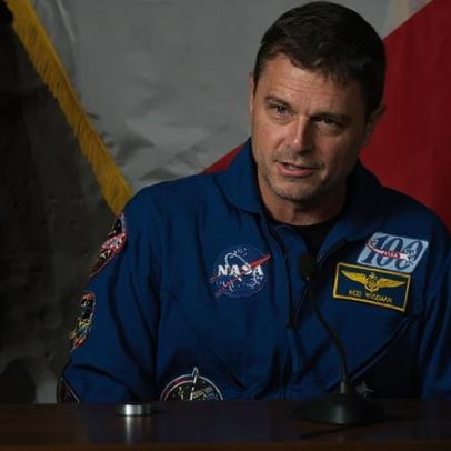 Astronauta não religioso busca capelão e chora ao ver cruz