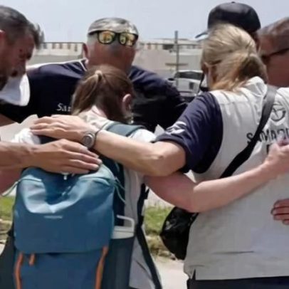 Voluntários de missão louvam a Deus antes de ajudar atingidos por tufão nos EUA