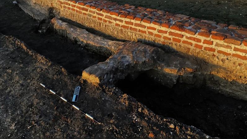 Vestígios de antigo complexo religioso em área associada a uma cidade bíblica do Antigo Testamento. (Foto: Ministério do Turismo e Antiguidades do Egito)