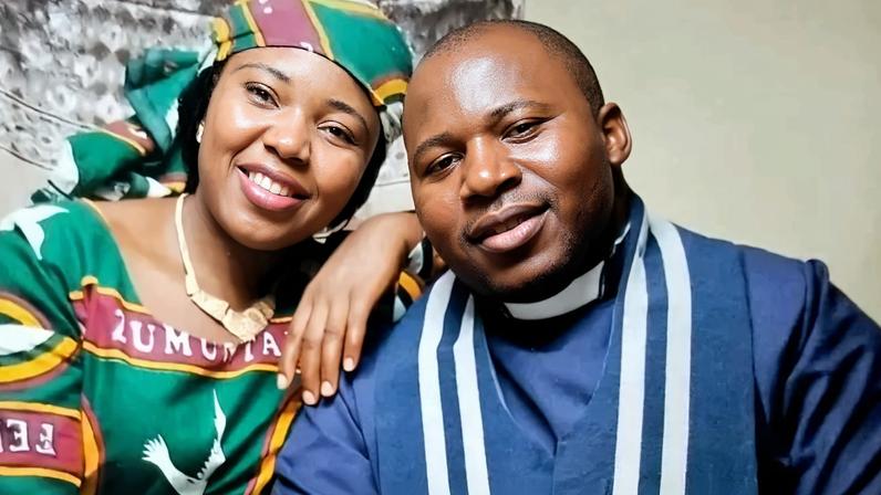 O reverendo Ayuba Choji e sua esposa. (Foto: Facebook/Ayuba Vwang Choji).