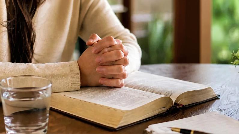 Colunista estreia série Jejum e Oração com testemunho e lições práticas