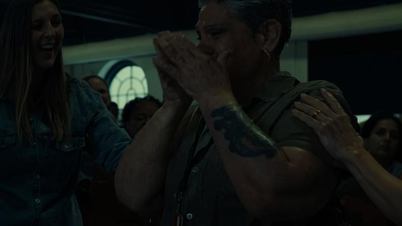 Mulher presa há 17 anos é batizada em prisão nos EUA