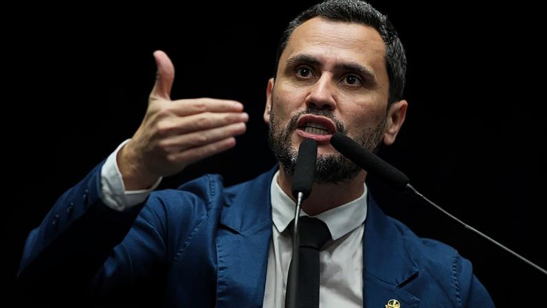Senador Cleitinho, do Republicanos, lidera corrida pelo governo de Minas Gerais, enquanto vagas para o Senado têm disputa em aberto entre seis pré-candidatos