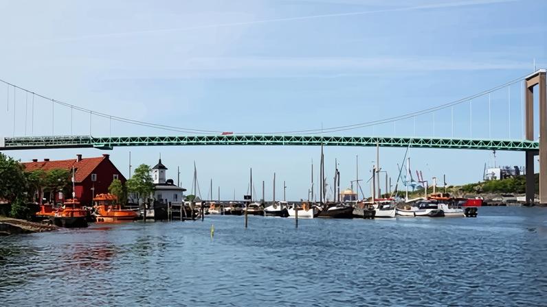 The Älvsborgsbron suspension bridge over the Göta älv; city authorities failed to factor in the river when allocating school places.