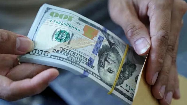 Notas de dólar — Foto: Dimas Ardian/Bloomberg