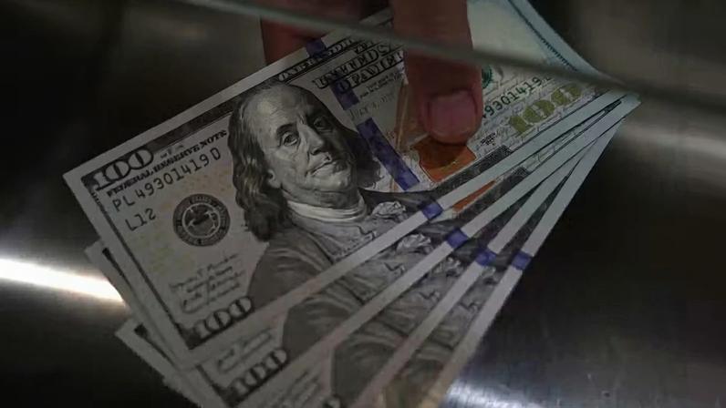 Notas de dólar — Foto: Dimas Ardian/Bloomberg