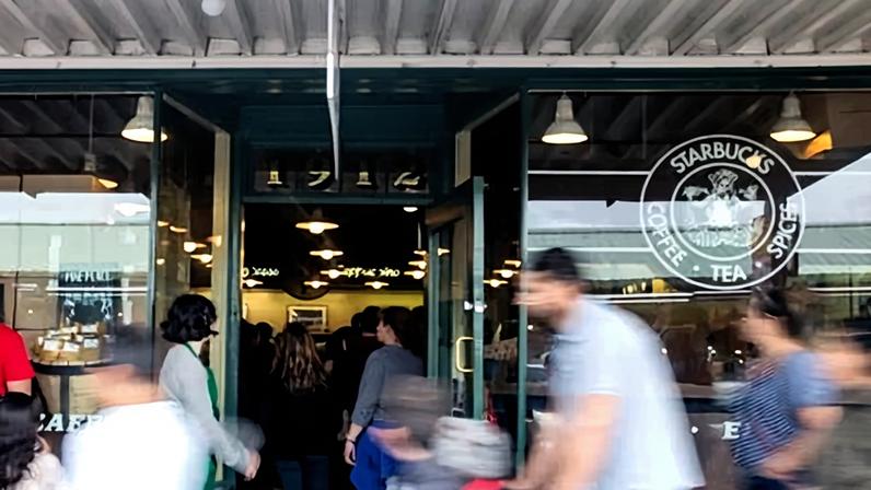Funcionários da 1ª loja da Starbucks buscam sindicalização por contrato