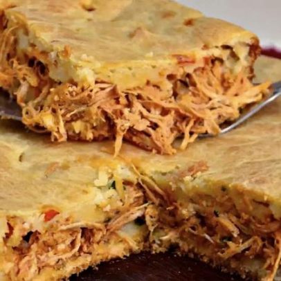 Torta de frango rápida e prática ganha destaque na culinária caseira