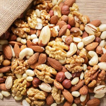 Qual tem menos calorias: castanhas, amendoim ou amêndoas?