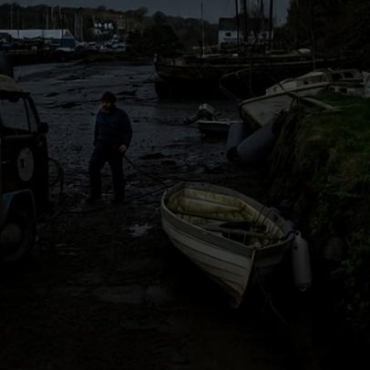 Aviso missão de limpar barcos apodrecidos que contaminam riachos de Cornwall