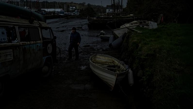 Aviso missão de limpar barcos apodrecidos que contaminam riachos de Cornwall