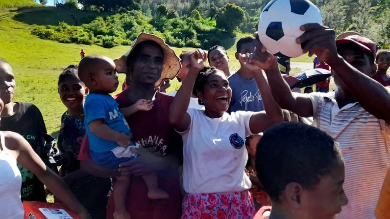 Os moradores se renderam a Jesus após ouvirem o Evangelho. (Foto: Reprodução/Samaritan's Purse)