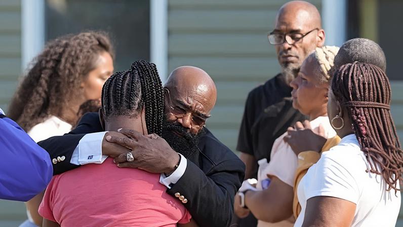 People at the scene of a mass shooting on 19 April 2026 in Shreveport, Louisiana.