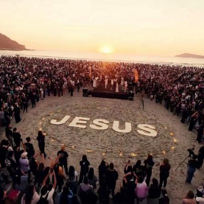 Mais de 15 mil pessoas participam de evento religioso em praia de SC