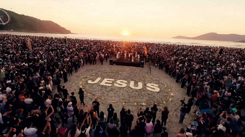 Mais de 15 mil pessoas participam de evento religioso em praia de SC