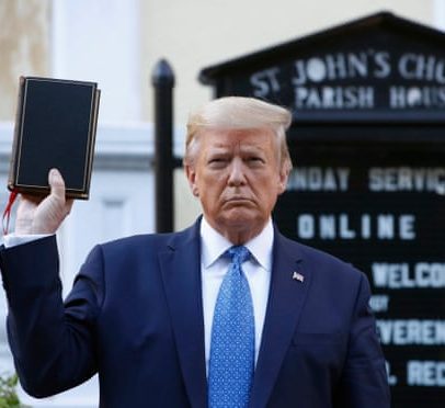 Trump usa leituras bíblicas para reforçar aura religiosa, evangélicos apoiam